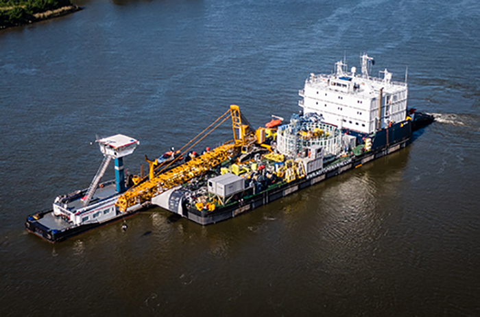 Mobilisation of a multi purpose pontoon