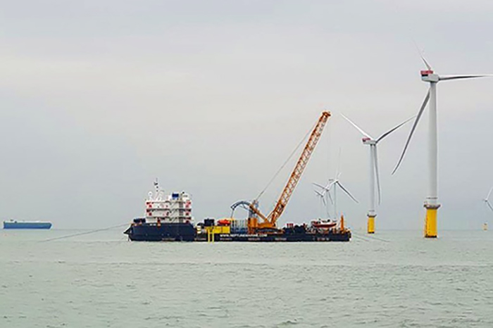 Mobilisation of a multi purpose pontoon