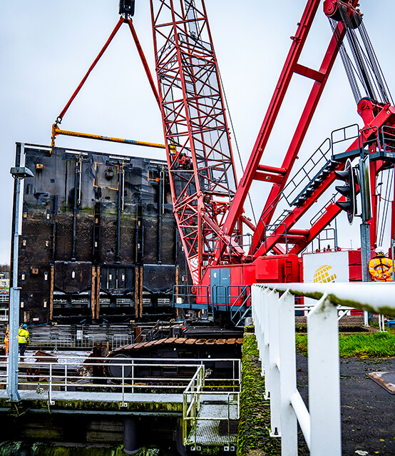 Volkeraksluis Crane lifting the lock system