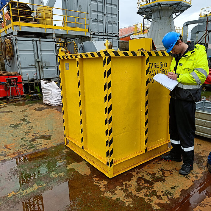 Lifting structure on deck - draft survey